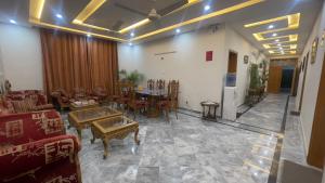 Een zitgedeelte bij Midways Guest House and Hotels