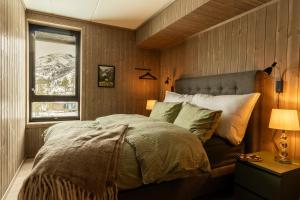 a bedroom with a bed and a window at Helt ny leilighet i Hemsedal, rett ved Fyri Resort - Ski inn - Ski out in Hemsedal