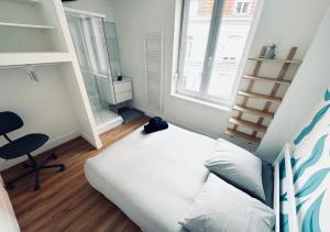 - une chambre avec un lit, un bureau et une fenêtre dans l'établissement T3 moderne et neuf à 5 min Lille-Centre, à Lille