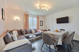 TV a/nebo společenská místnost v ubytování Maison Jade - piscines partagées