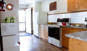 Η κουζίνα ή μικρή κουζίνα στο 4 Bedroom Condo at Tyrolean at Blue Mountain