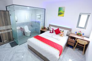 Postel nebo postele na pokoji v ubytování SKY HOTEL