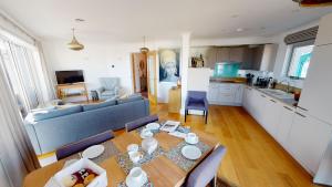 The Point في اكسماوث: مطبخ وغرفة معيشة مع طاولة وأريكة