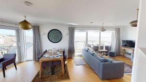 The Point في اكسماوث: غرفة معيشة مع أريكة وطاولة