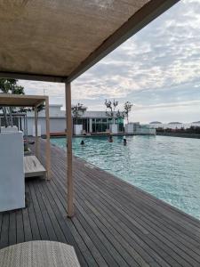 Bazén v ubytování Sutera Avenue - Jom Summer Suite nebo v jeho okolí