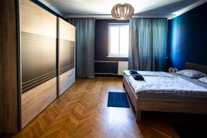 una camera con letto e parete blu di Cozy apartment in heart of Maribor / big terrace a Maribor