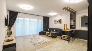 - un salon avec un canapé et une table dans l'établissement MO Apartment One, à Braşov