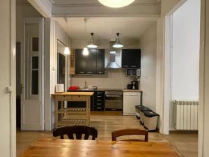 Kuchyň nebo kuchyňský kout v ubytování Casa Consell Apartments