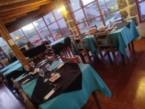 une salle à manger avec des tables et des chaises vertes dans l'établissement Hotel Brisas del Quisco, à El Quisco