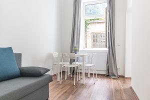 a living room with a table and chairs and a window at Stunning 2BR Apartment Perfect for 4 people in Vienna