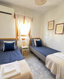 une chambre avec deux lits et une fenêtre dans l'établissement Villa Barma Del Mar, à Torrevieja