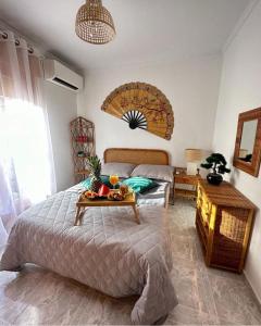 - une chambre avec un lit et un plateau de fruits dans l'établissement Villa Barma Del Mar, à Torrevieja