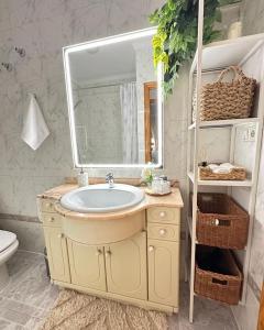 une salle de bains avec un lavabo et un miroir dans l'établissement Villa Barma Del Mar, à Torrevieja 40 autres photos