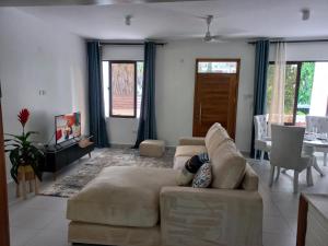 ein Wohnzimmer mit einem Sofa und einem Tisch in der Unterkunft Ika homes in Nyali