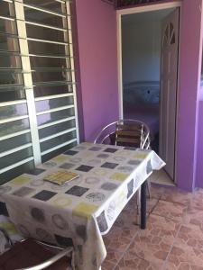 einen Tisch und Stühle in einem Zimmer mit einem Schlafzimmer in der Unterkunft Gites cœur des Antilles in Trois-Rivières