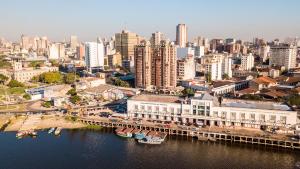 una vista aérea de una ciudad con río y edificios en Hestia At Asuncin Luminous & Homely 2 Bdr Iv, en Asunción