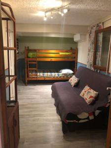 1 Schlafzimmer mit 1 Bett und 2 Etagenbetten in der Unterkunft Gites cœur des Antilles in Trois-Rivières