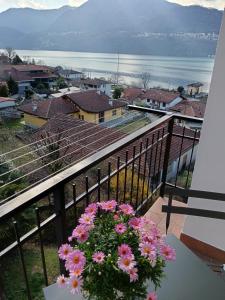 un jarrón de flores en un balcón con vistas en Appartamento Casa Alice en Omegna