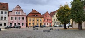 un grupo de edificios coloridos en una ciudad en Ferienwohnung Richter en Luckau