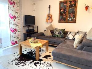 uma sala de estar com um sofá e uma mesa em Strandläufer Nr 7 em Cuxhaven