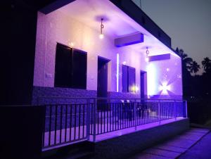 una casa con luces púrpuras en el costado. en PRESLEY RESIDENTS en Māvalli