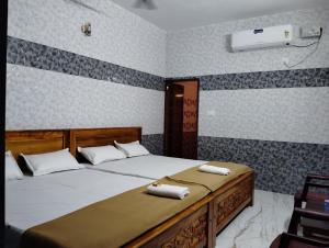 1 dormitorio con 1 cama con 2 toallas en PRESLEY RESIDENTS en Māvalli