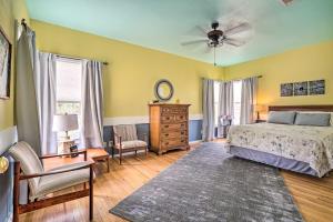 Ένα ή περισσότερα κρεβάτια σε δωμάτιο στο Eclectic Home Walk to Town and Bath District!
