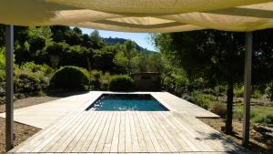 uma vista superior de uma piscina debaixo de um guarda-sol em Le Chant des Pierres em Saint-Pierre-des-Champs