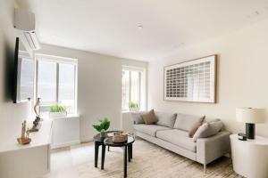 Posezení v ubytování Massive 1BR w Private Patio in Upper East Side