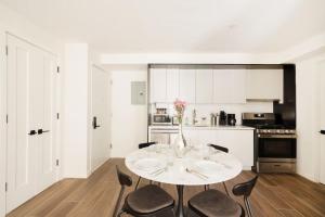 Kuchyň nebo kuchyňský kout v ubytování Massive 1BR w Private Patio in Upper East Side