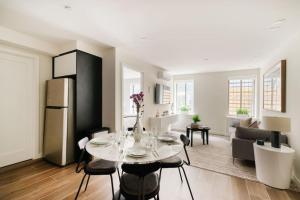 Posezení v ubytování Massive 1BR w Private Patio in Upper East Side