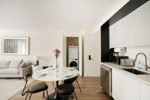 Kuchyň nebo kuchyňský kout v ubytování Massive 1BR w Private Patio in Upper East Side