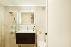 Koupelna v ubytování Massive 1BR w Private Patio in Upper East Side