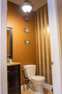 ห้องน้ำของ Royal Luxury Central Home with Gazebo By Toronto