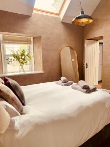 1 cama blanca grande en una habitación con ventana en The Lodge, en Kelso