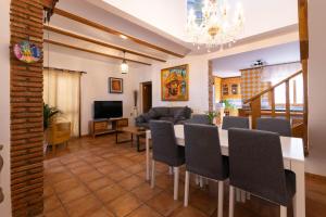 Una televisión o centro de entretenimiento en Villa en Valencia, metro, accesibilidad