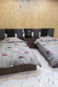 1 dormitorio con 2 camas y mesa con licuadora en white tulips studio, en Jerash