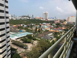 uma vista para a cidade a partir de uma varanda de um edifício em Sea 14 Big Balcony em Pattaya Sul
