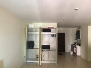 um quarto vazio com um frigorífico num quarto em Sea 14 Big Balcony em Pattaya Sul