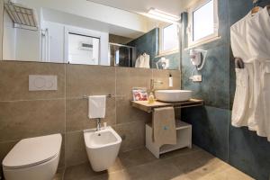 A bathroom at UNA HOTELS Imperial Beach Hotel