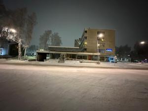 un parking vide devant un bâtiment la nuit dans l'établissement ”Berlin”-home heart of Tornio, à Tornio