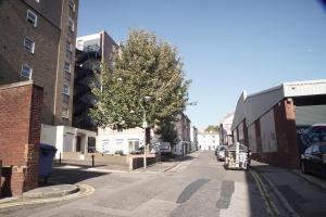 una calle urbana vacía con un árbol y edificios en Studio 38 - Urban Living in the Heart of Brighton en Brighton & Hove