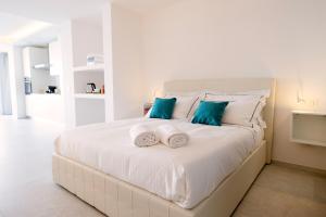 Postel nebo postele na pokoji v ubytování Calammare Apartments - Luxury Apartments with Beach and Gym - Molfetta