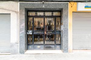 a store front door with a bunch of wine bottles at Centro y Confort: Junto a Corte Inglés in Granada