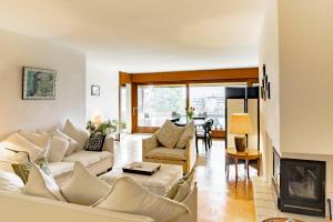 sala de estar con muebles blancos y chimenea en Tourelle 2 - Spacieux appartement dans le centre de Genève en Ginebra