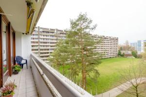 einen Balkon mit einem Baum an der Seite eines Gebäudes in der Unterkunft Tourelle 2 - Spacieux appartement dans le centre de Genève in Genf