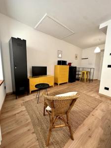 - un salon avec une chaise et un bureau dans l'établissement Appartamento la Torretta, con giardino!, à Crevoladossola