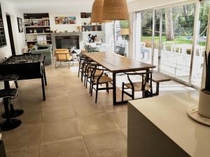 une salle à manger avec une table et des chaises dans l'établissement Villa avec piscine au coeur de la forêt, à Le Touquet-Paris-Plage