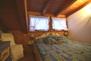 um quarto com uma cama e uma janela em Cozy attic in the center of San Vito em San Vito di Cadore