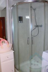 シエロにあるTranquilo apartamento en Pola de Sieroのバスルーム(ガラスドア付きのシャワー付)